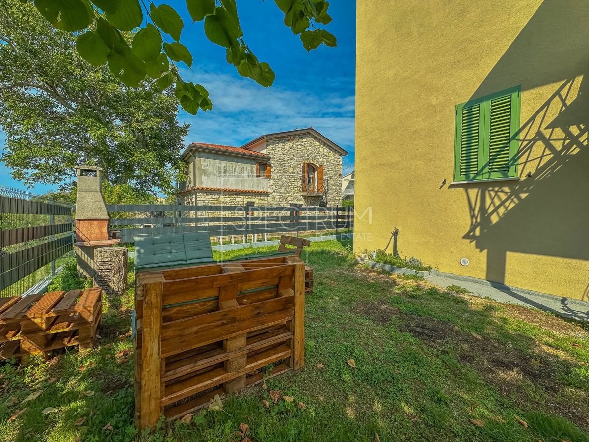 Območje Novigrada, prenovljeno stanovanje z vrtom