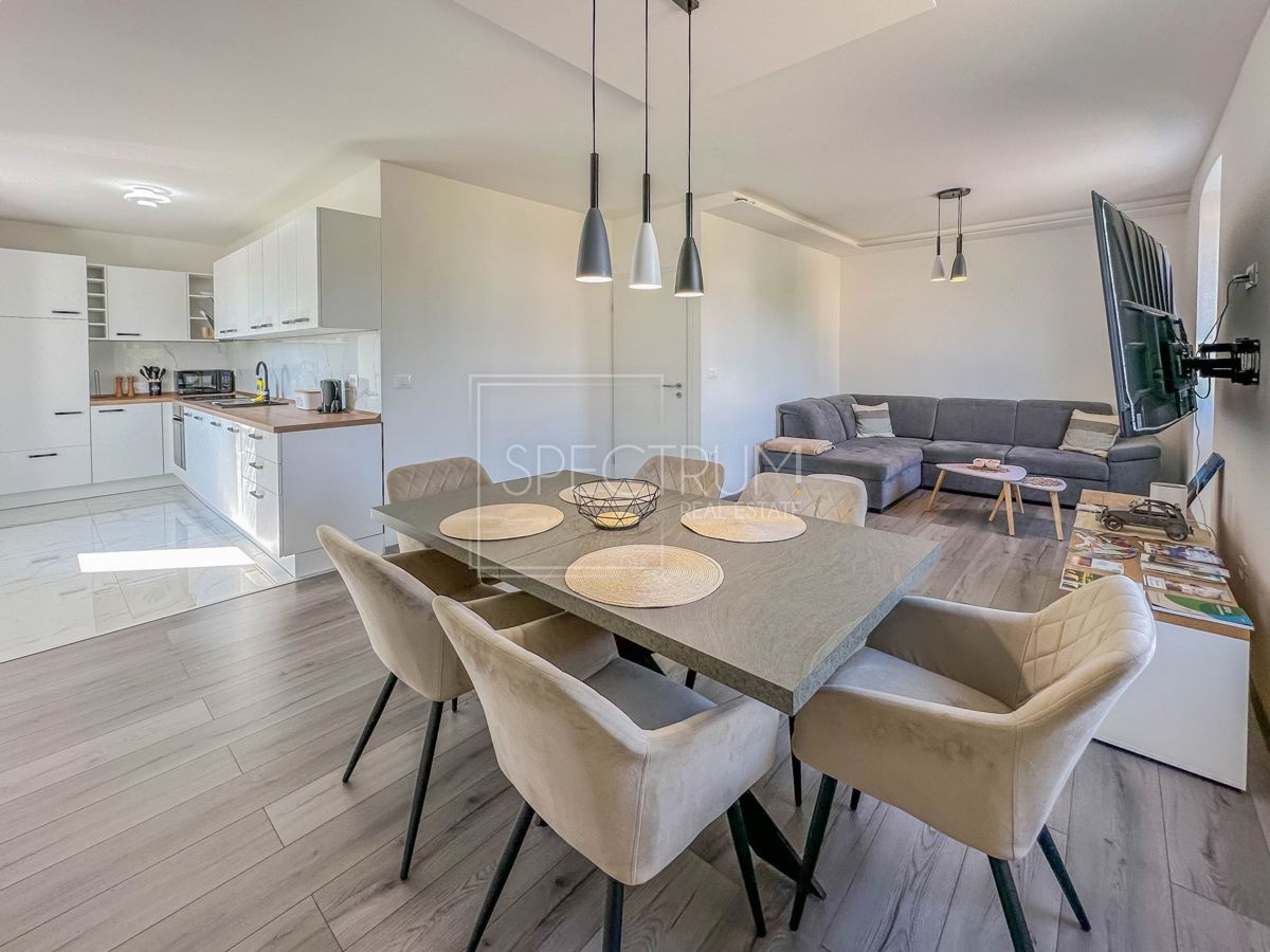 Območje Novigrada, prenovljeno stanovanje z vrtom