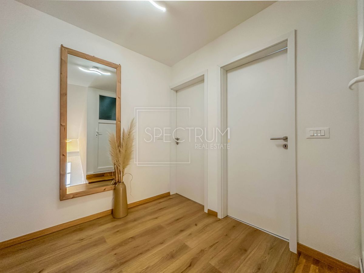 Območje Novigrada, prenovljeno stanovanje z vrtom