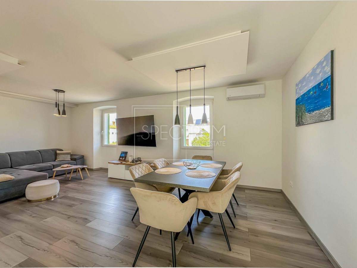 Območje Novigrada, prenovljeno stanovanje z vrtom