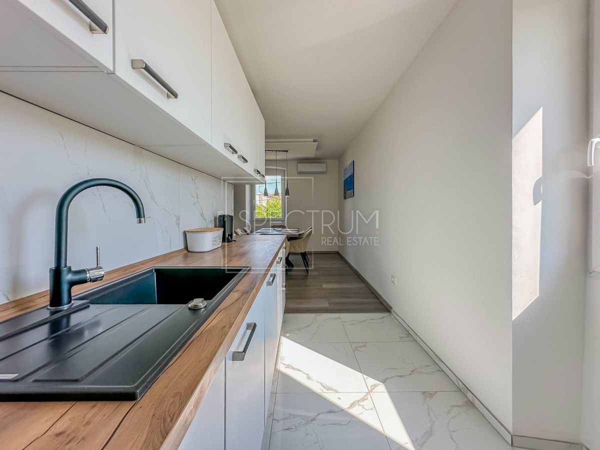 Območje Novigrada, prenovljeno stanovanje z vrtom