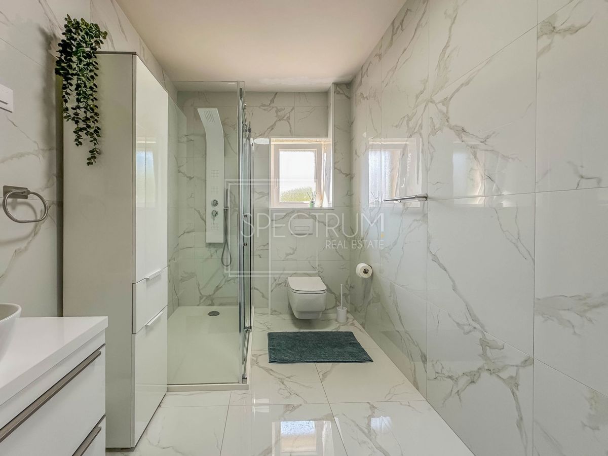 Območje Novigrada, prenovljeno stanovanje z vrtom