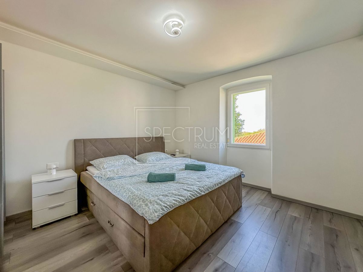 Območje Novigrada, prenovljeno stanovanje z vrtom