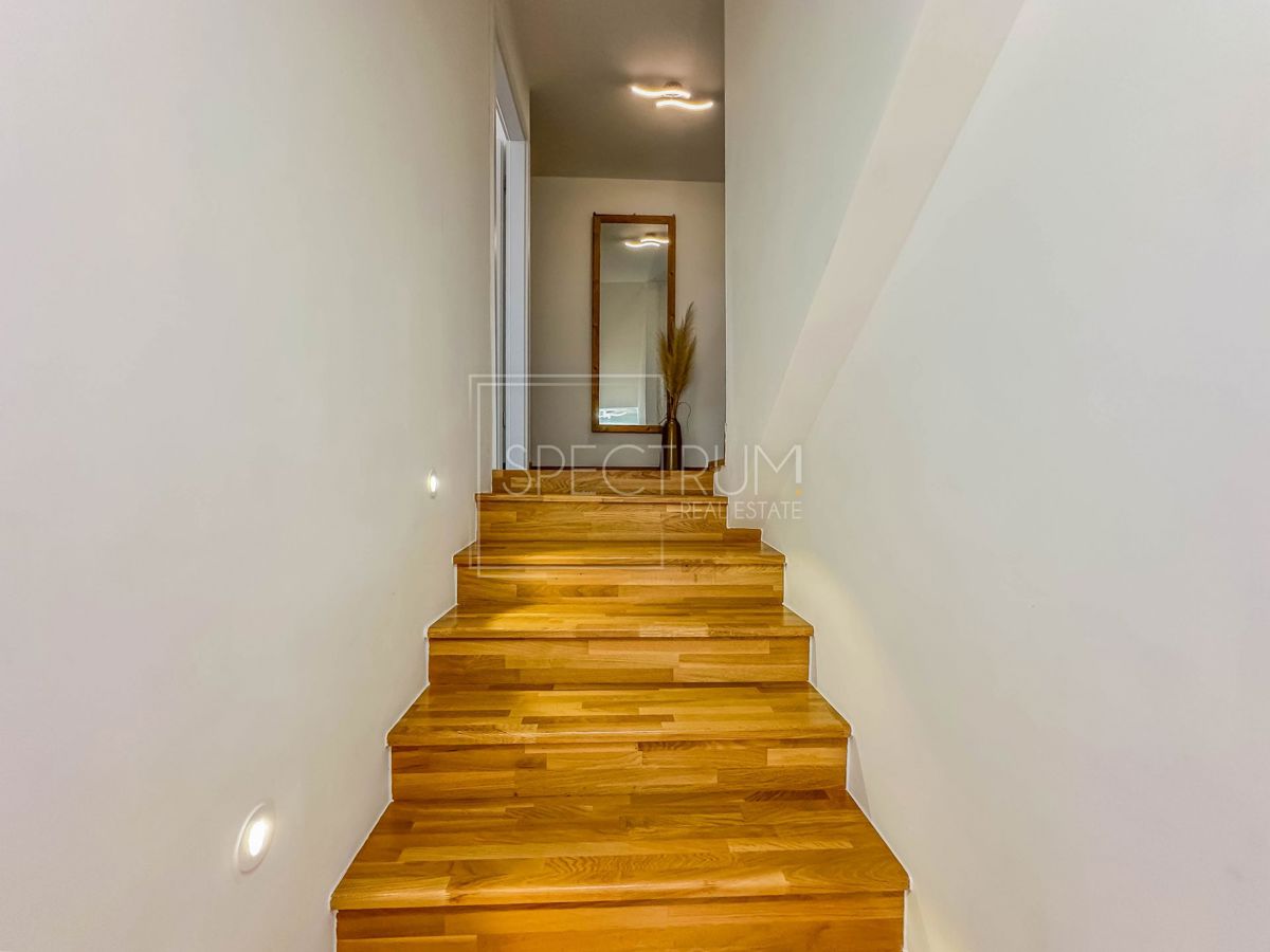 Območje Novigrada, prenovljeno stanovanje z vrtom