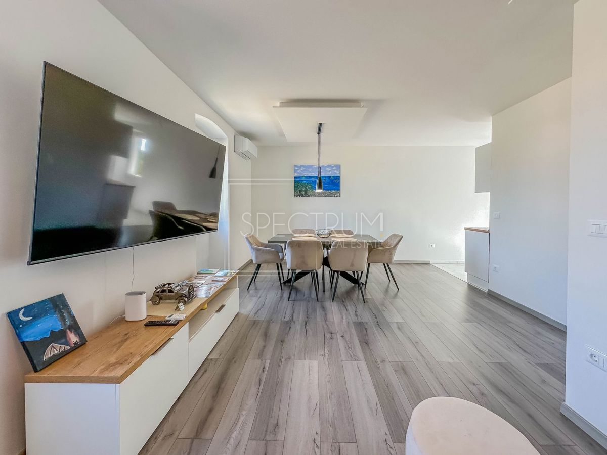 Območje Novigrada, prenovljeno stanovanje z vrtom