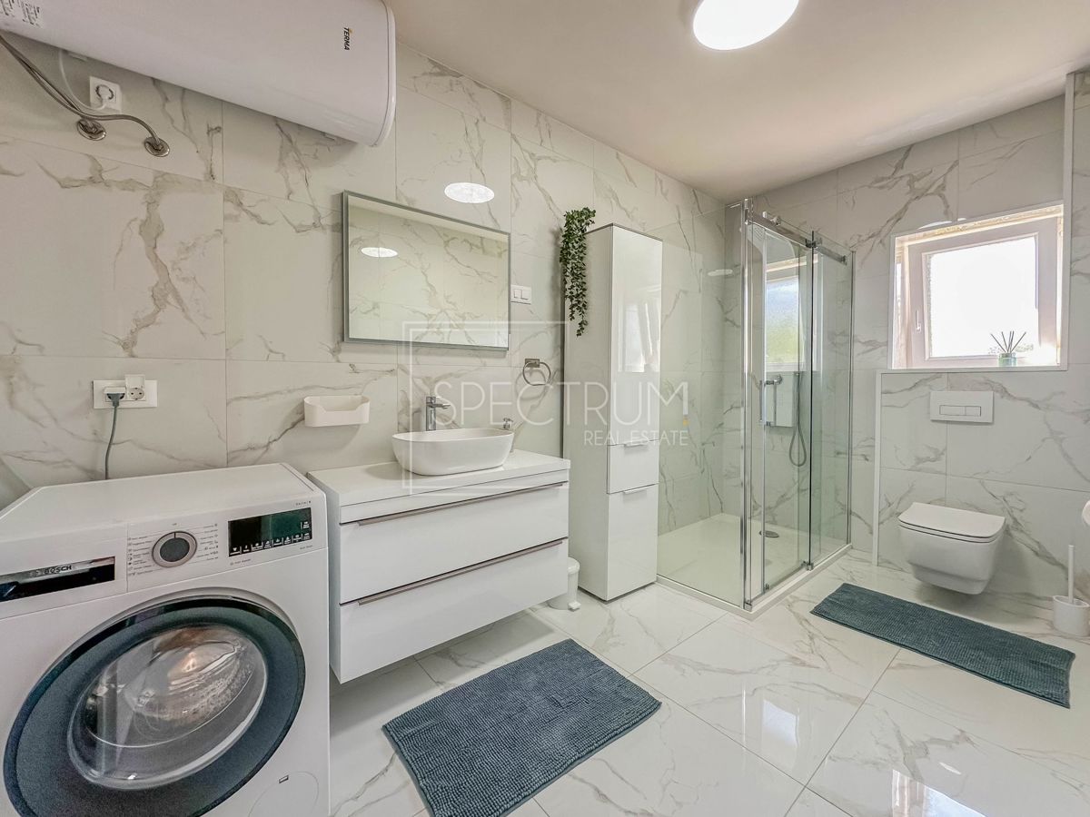 Območje Novigrada, prenovljeno stanovanje z vrtom