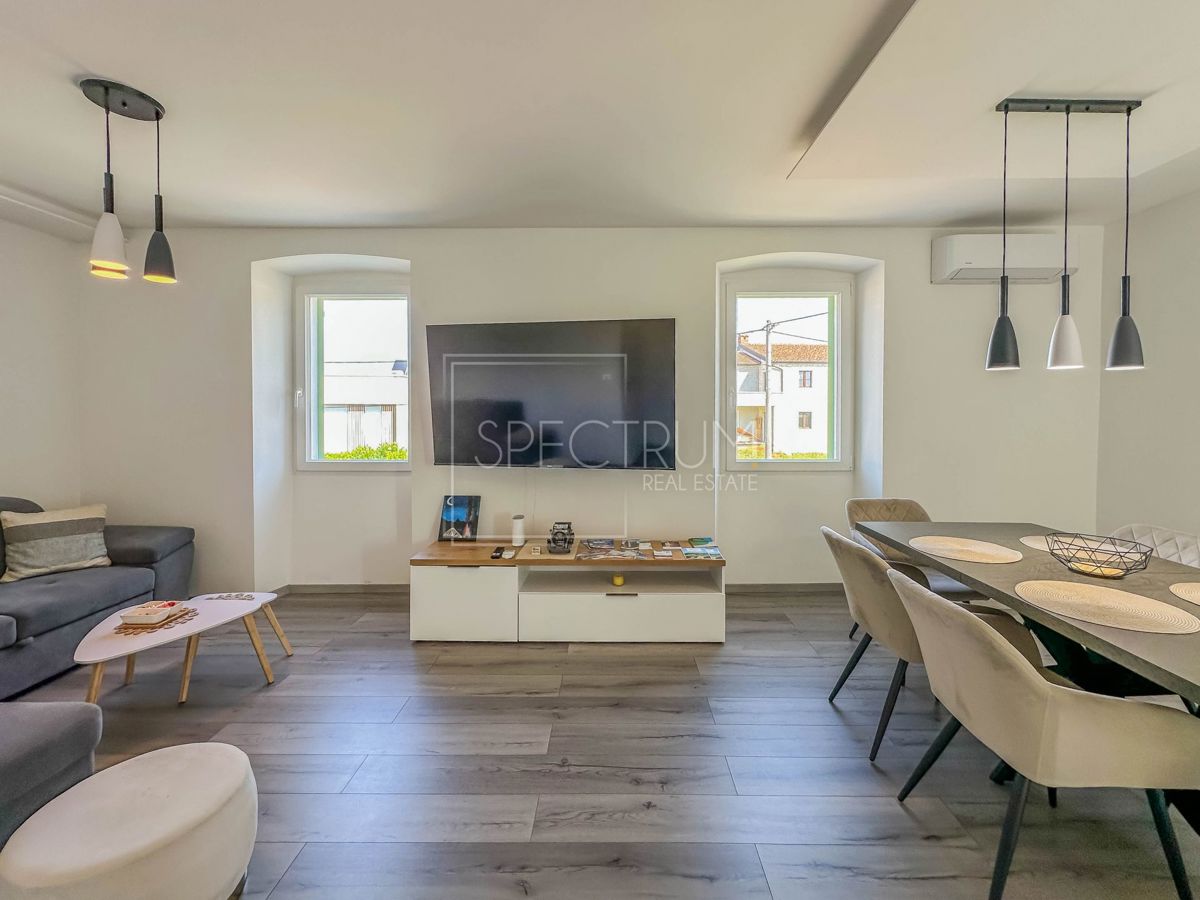 Območje Novigrada, prenovljeno stanovanje z vrtom