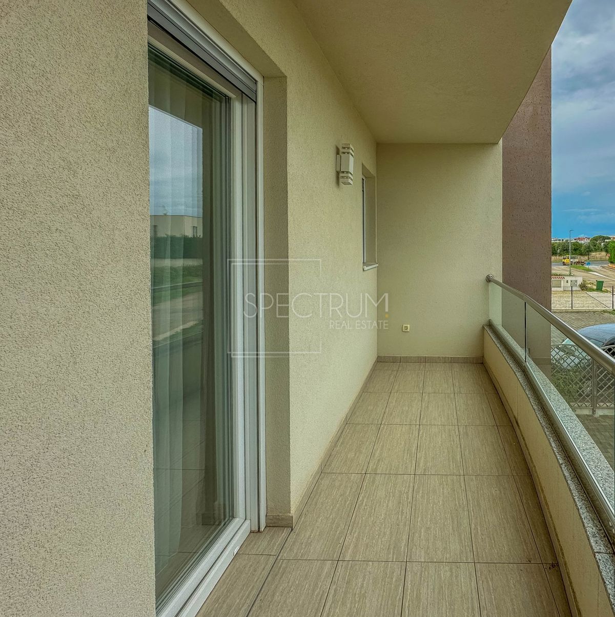 Novigrad, prostorno stanovanje s strešno teraso