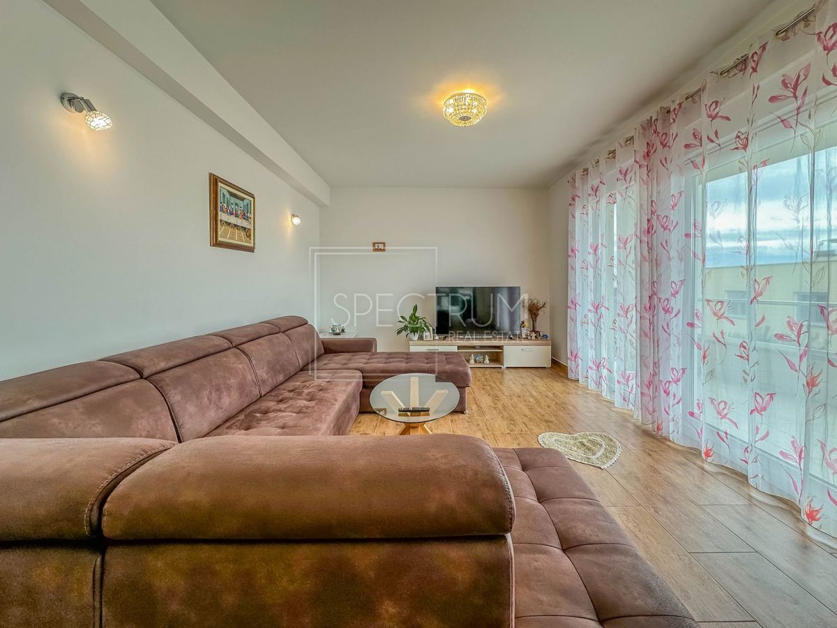 Novigrad, prostorno stanovanje s strešno teraso