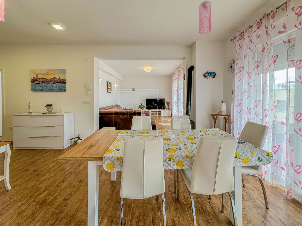 Novigrad, prostorno stanovanje s strešno teraso