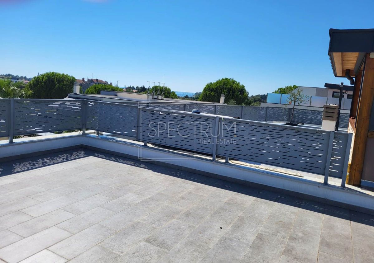 Novigrad, prostorno stanovanje s strešno teraso