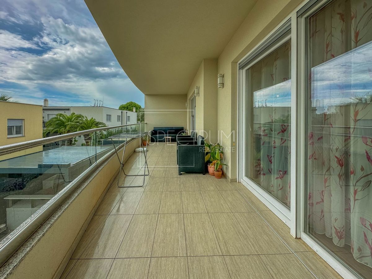 Novigrad, prostorno stanovanje s strešno teraso