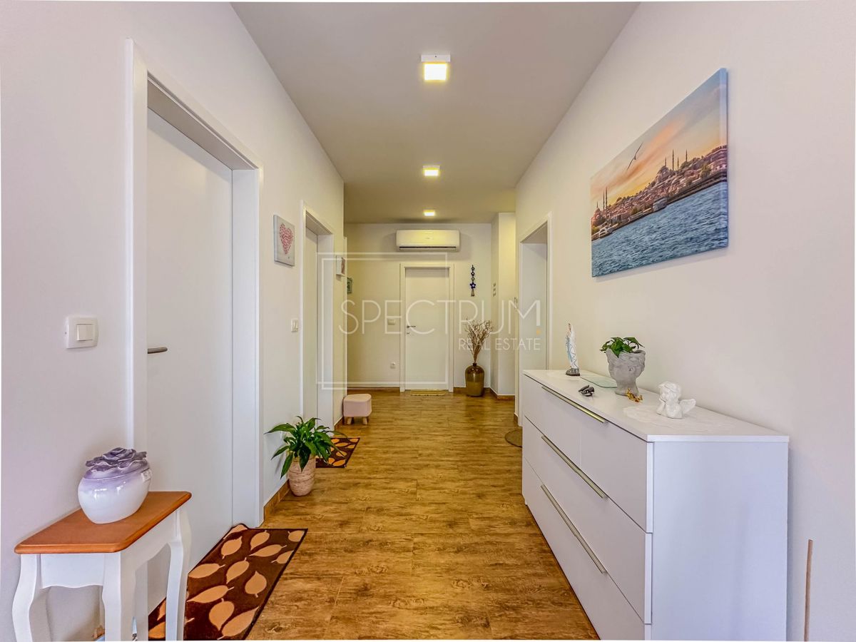 Novigrad, prostorno stanovanje s strešno teraso