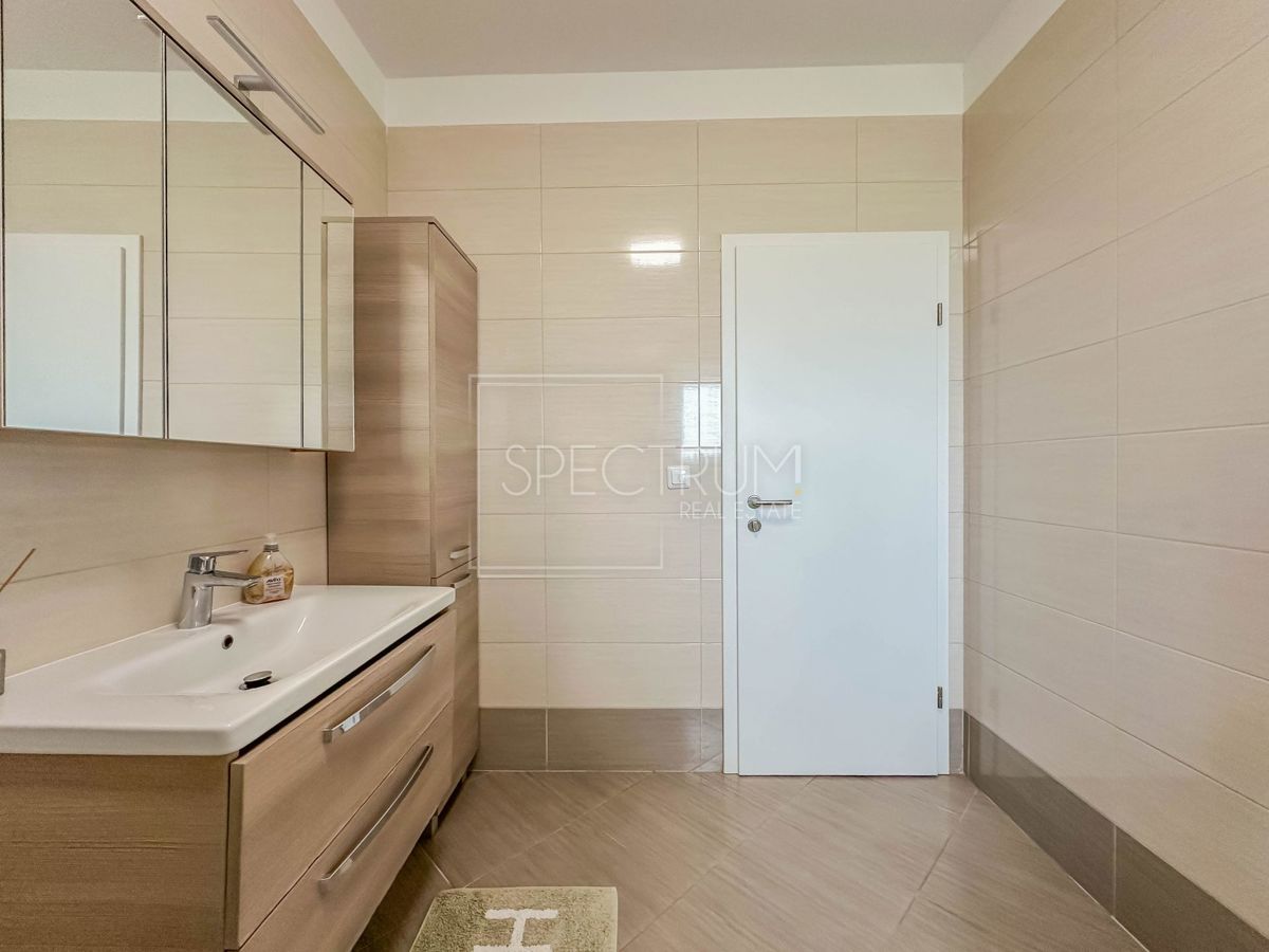 Novigrad, prostorno stanovanje s strešno teraso