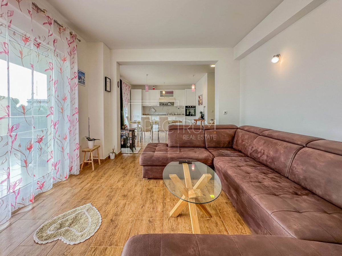 Novigrad, prostorno stanovanje s strešno teraso