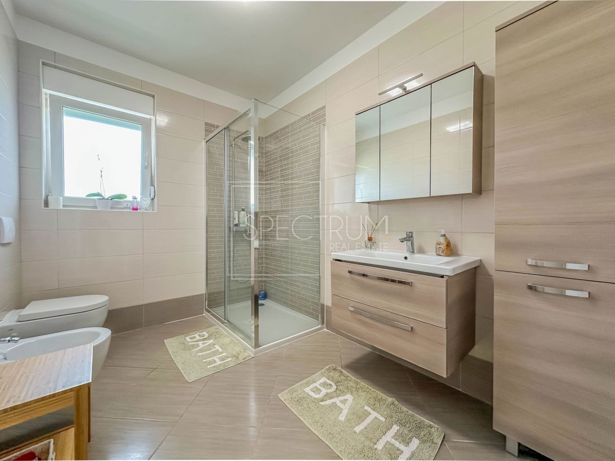 Novigrad, prostorno stanovanje s strešno teraso