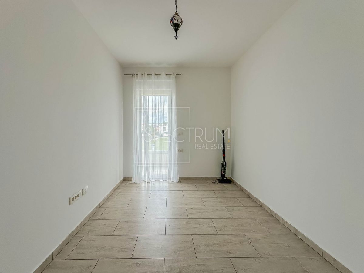 Novigrad, prostorno stanovanje s strešno teraso