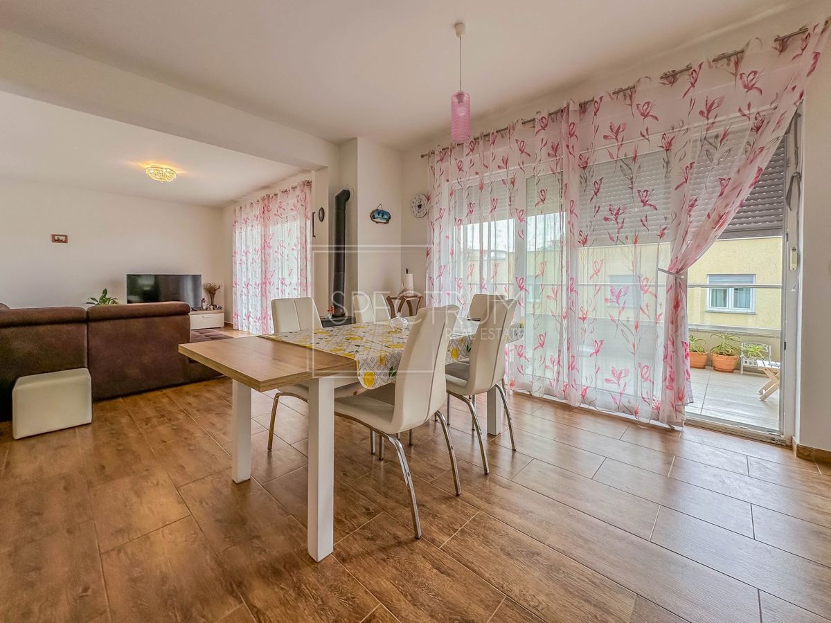 Novigrad, prostorno stanovanje s strešno teraso