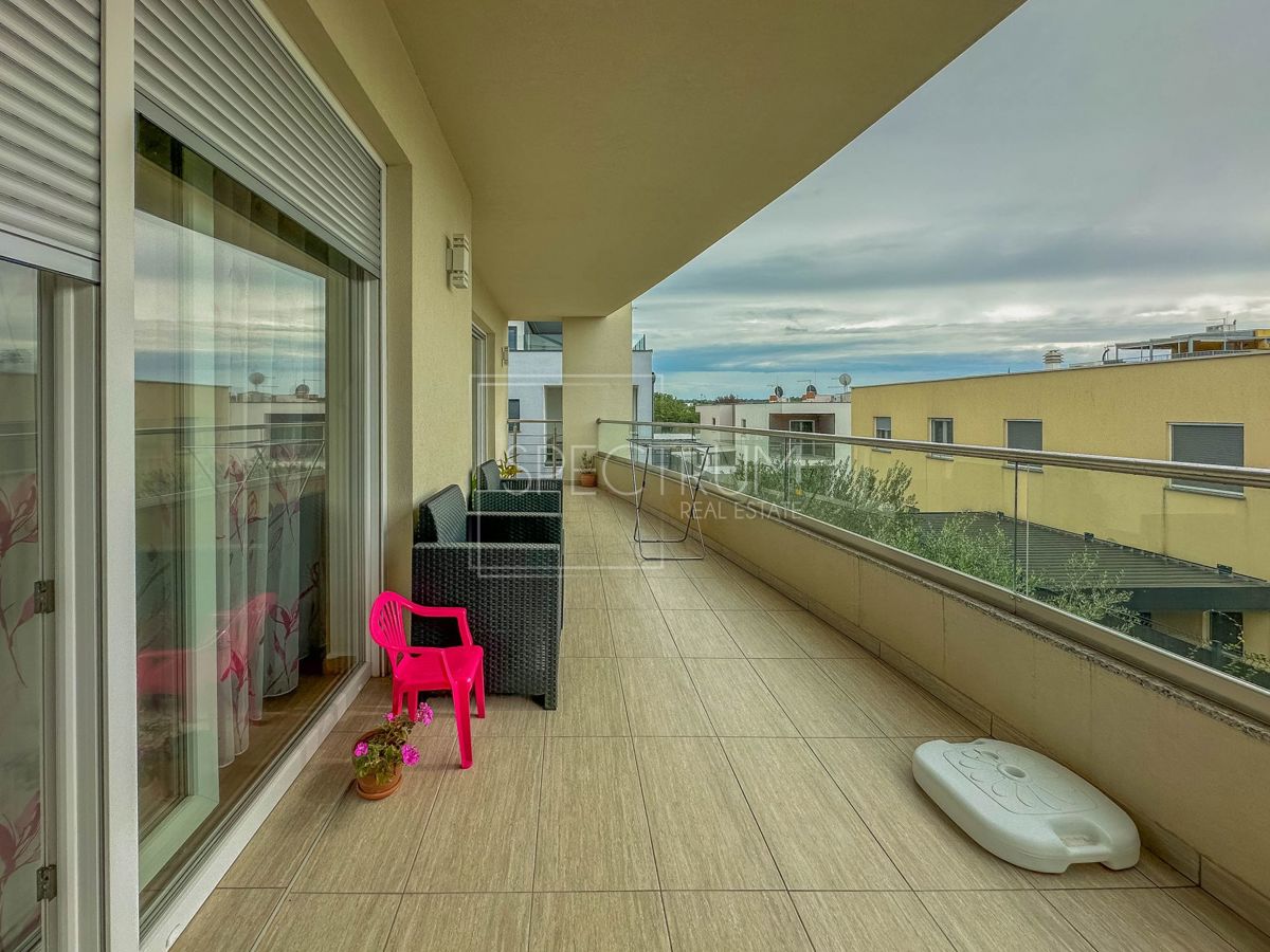 Novigrad, prostorno stanovanje s strešno teraso