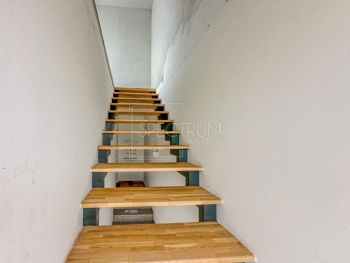 Novigrad, prostorno stanovanje s strešno teraso