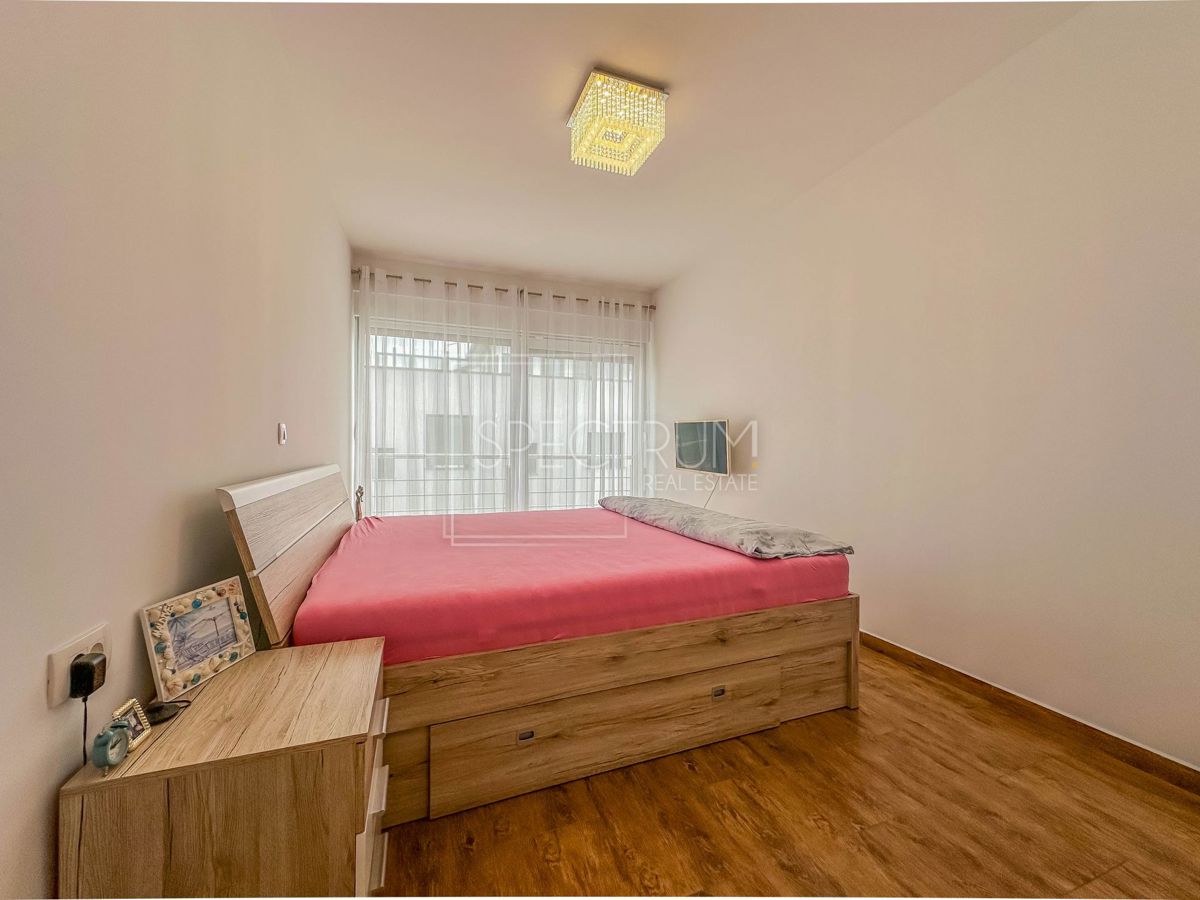 Novigrad, prostorno stanovanje s strešno teraso