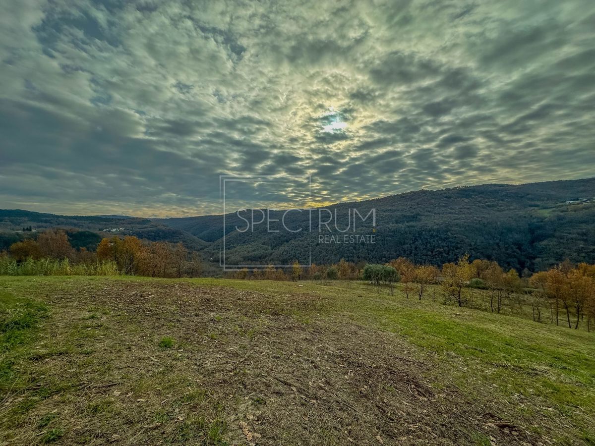 Motovun, gradbeno zemljišče s čudovitim razgledom