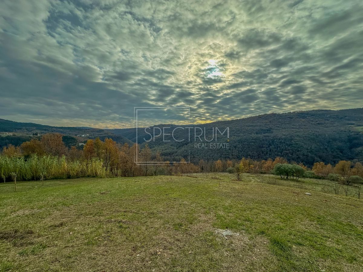 Motovun, gradbeno zemljišče s čudovitim razgledom
