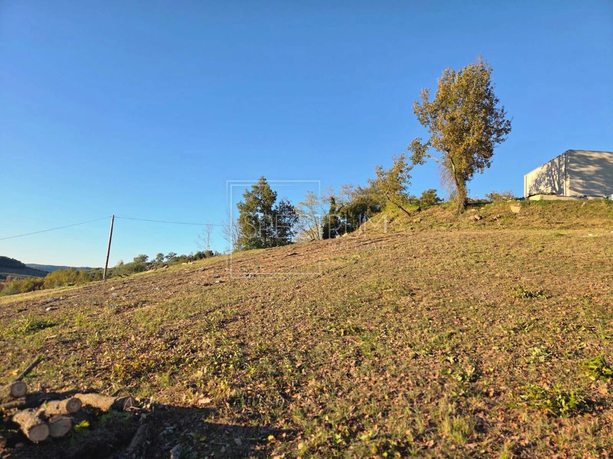 Motovun, gradbeno zemljišče s čudovitim razgledom