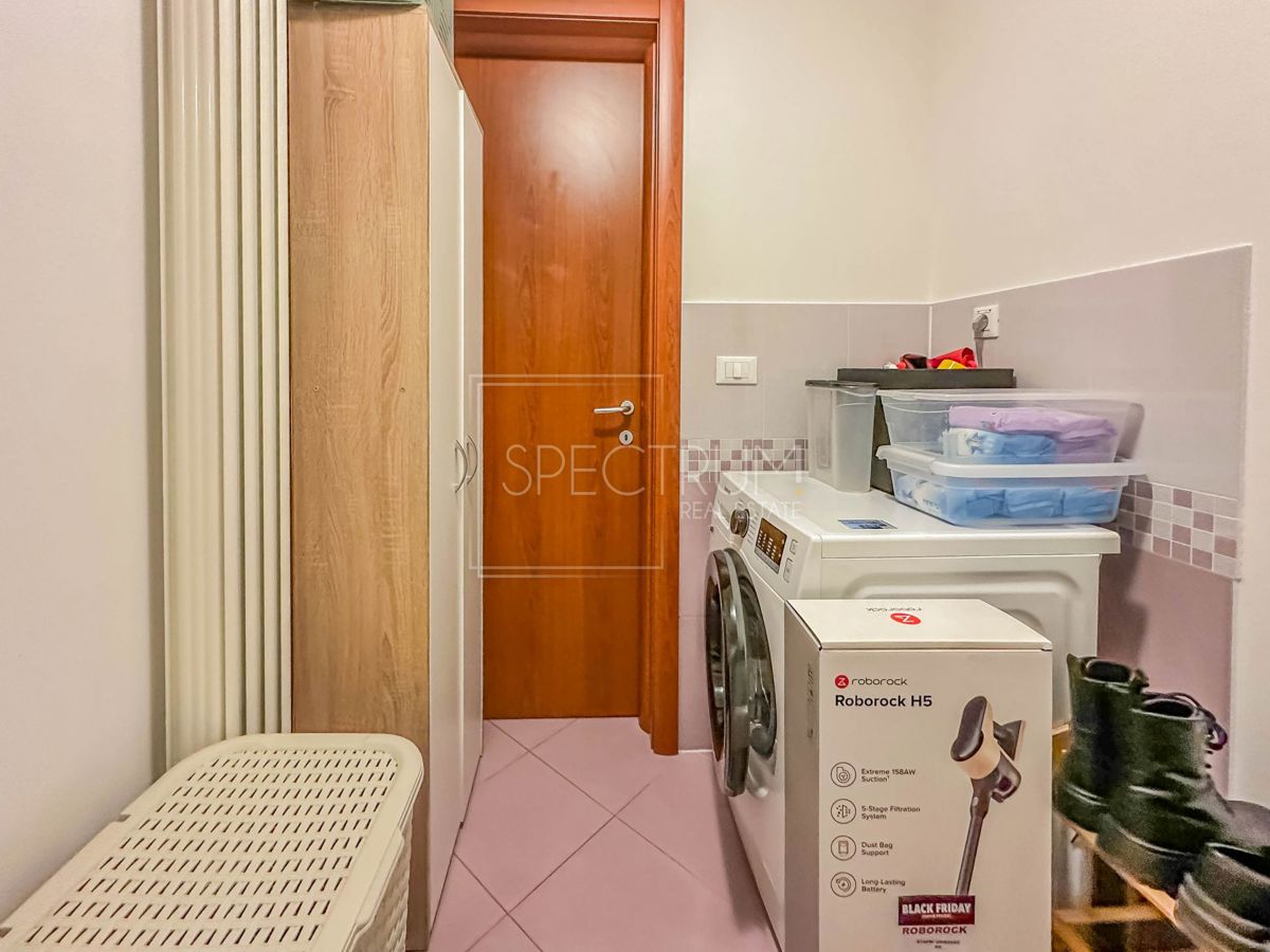 Novigrad, stanovanje z garažo v centru mesta