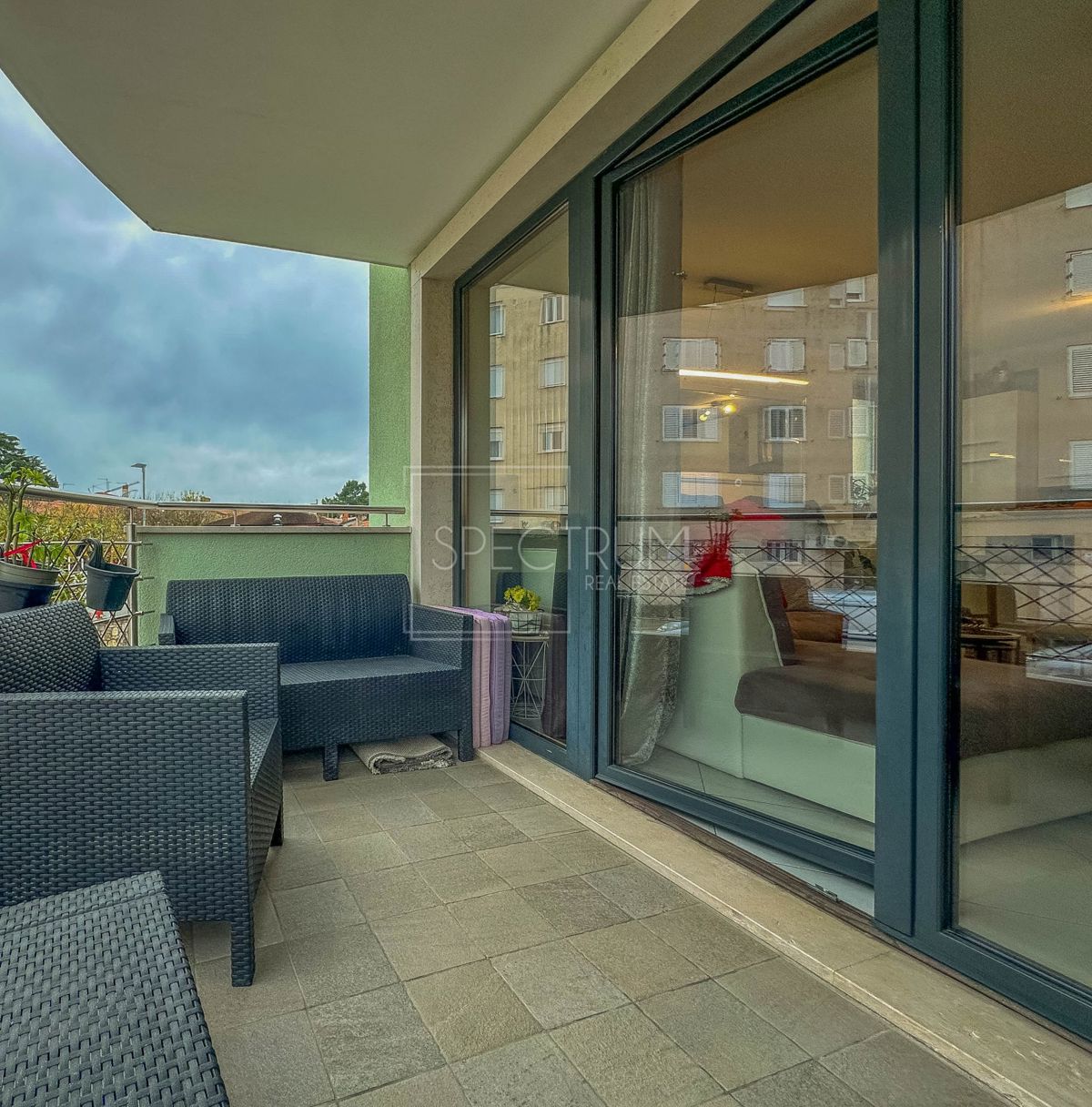 Novigrad, stanovanje z garažo v centru mesta