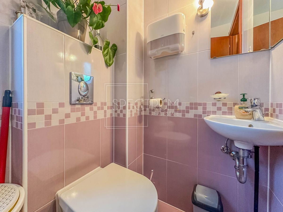 Novigrad, stanovanje z garažo v centru mesta