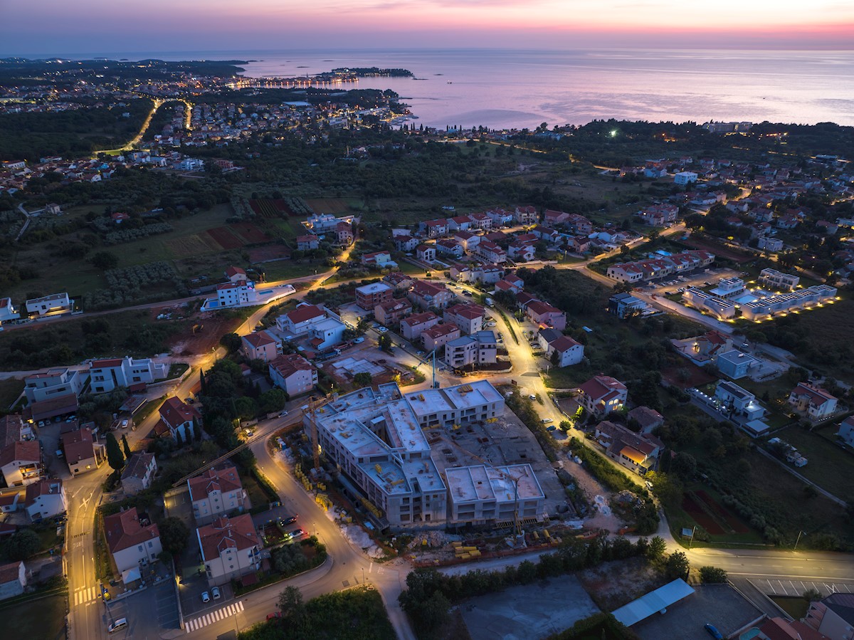 Poreč, poslovni prostor v pritličju blizu mesta in morja