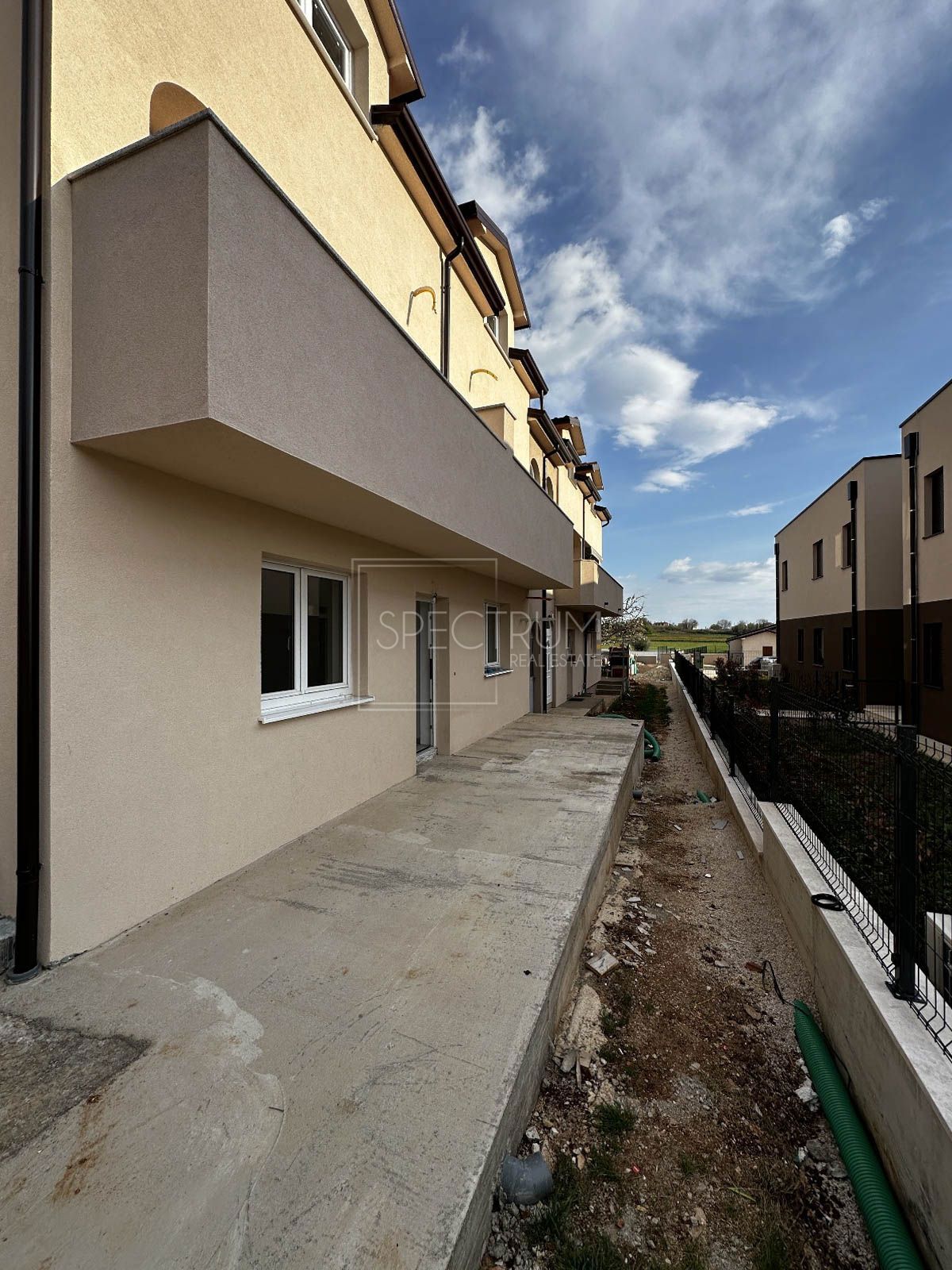 Novigrad, stanovanje v pritličju z dvoriščem