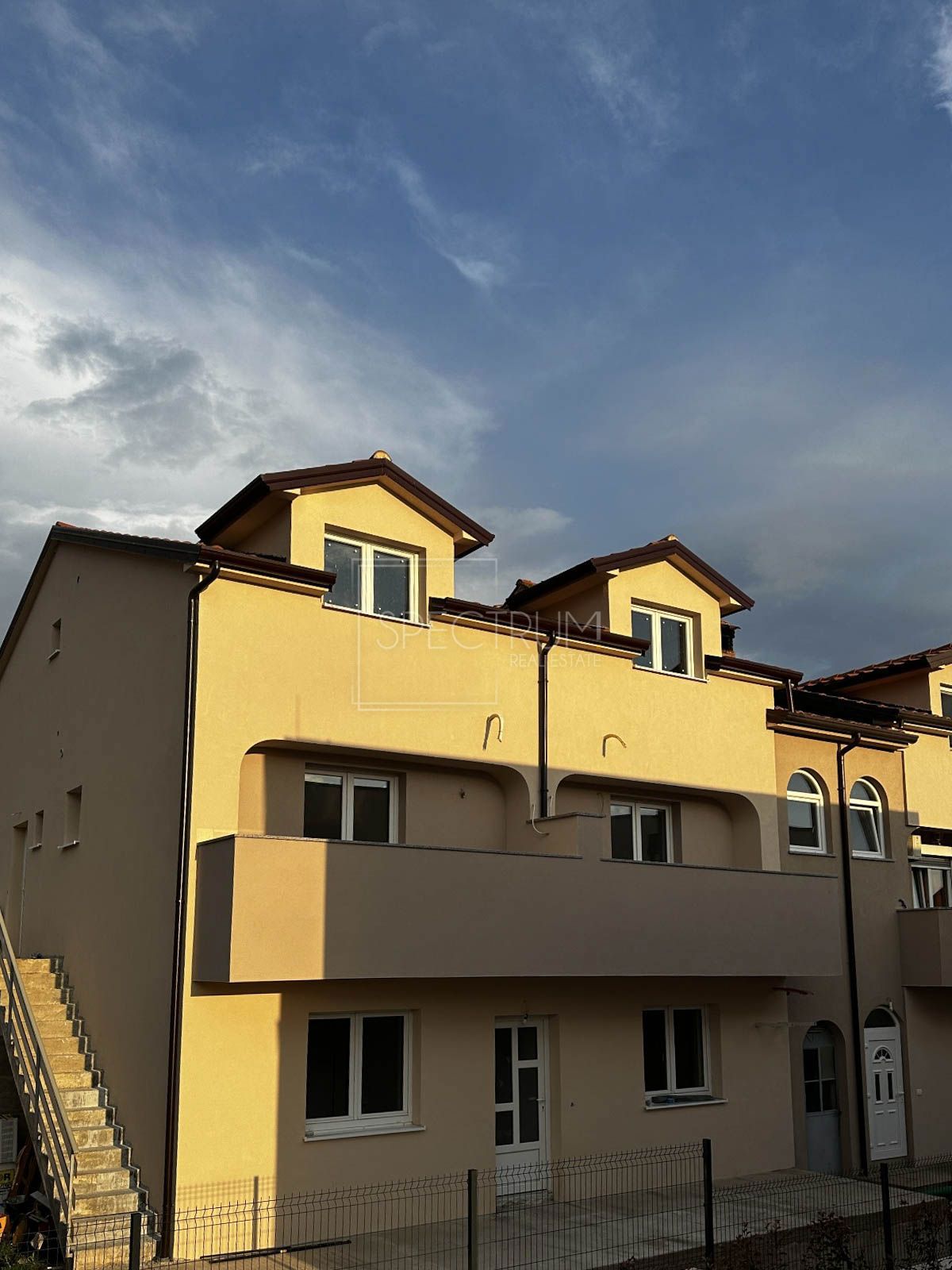 Novigrad, stanovanje v pritličju z dvoriščem