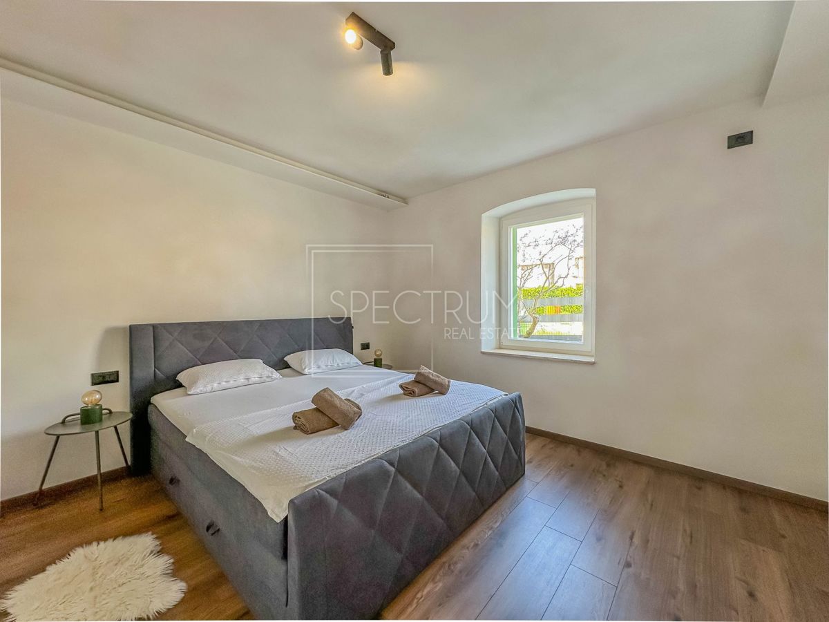 Novigrad, stanovanje v pritličju z vrtom