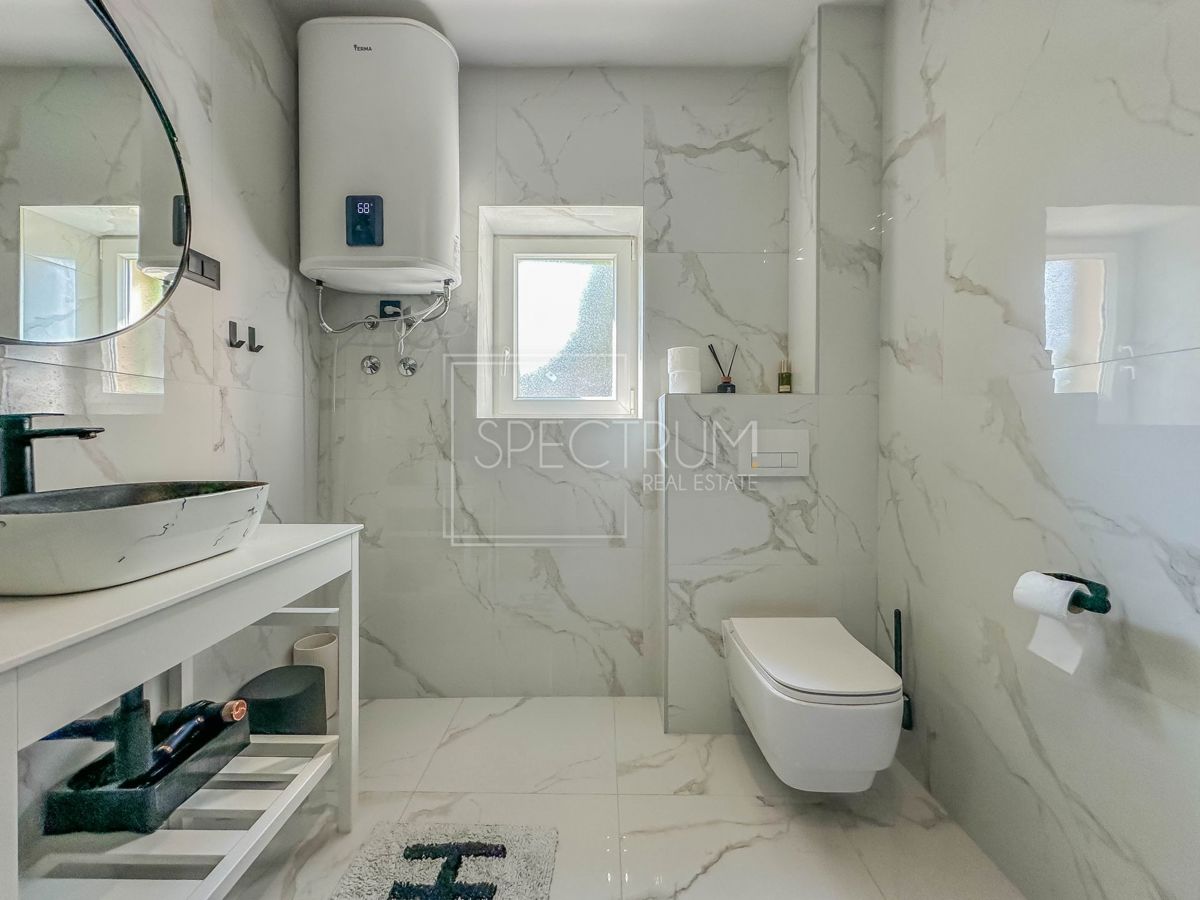 Novigrad, stanovanje v pritličju z vrtom