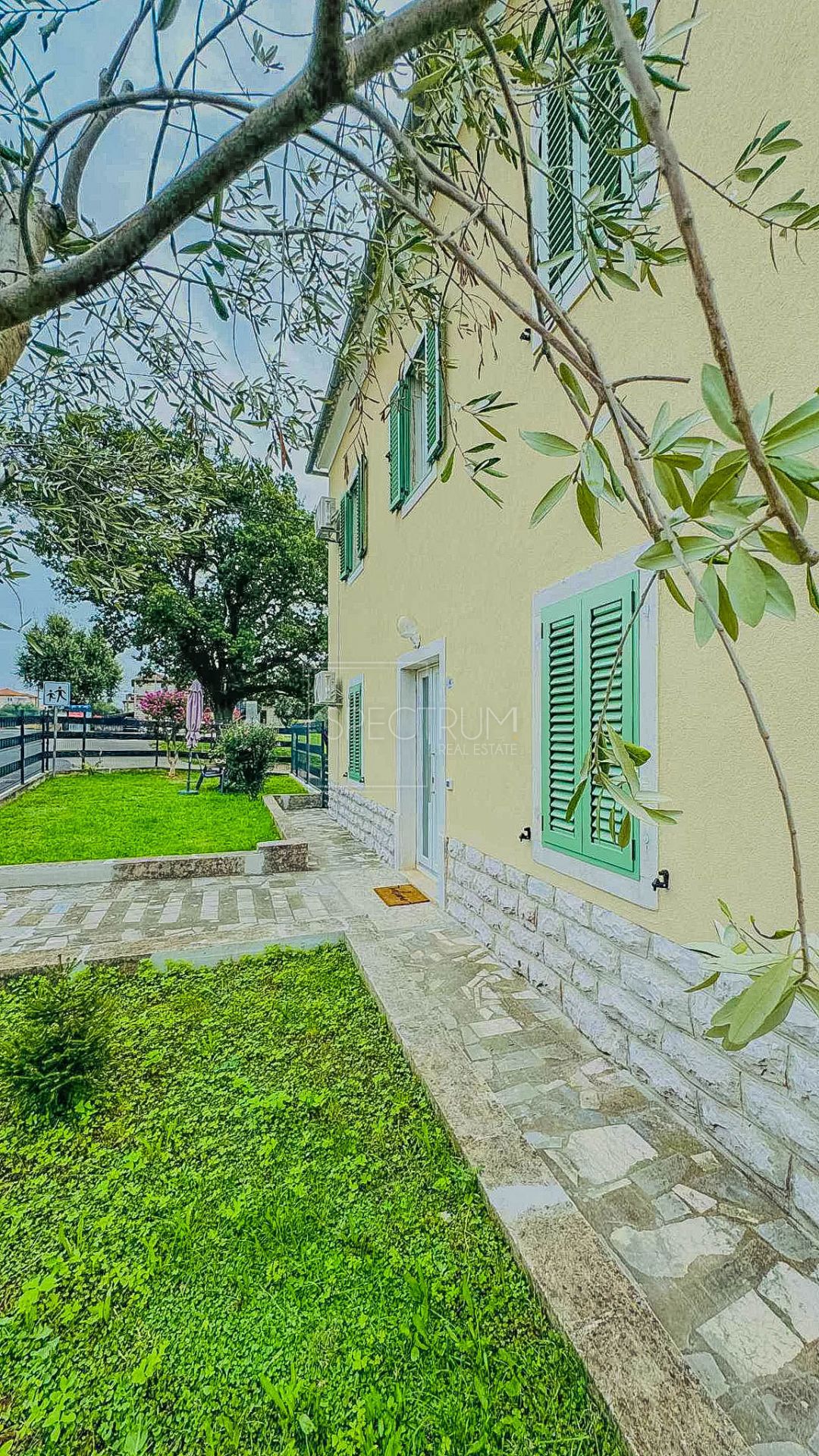 Novigrad, stanovanje v pritličju z vrtom