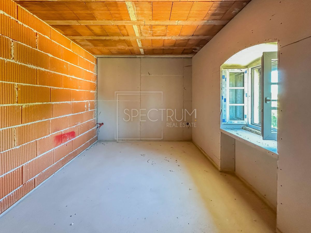 Okolica Višnjana, kamnita hiša z začeto prenovo