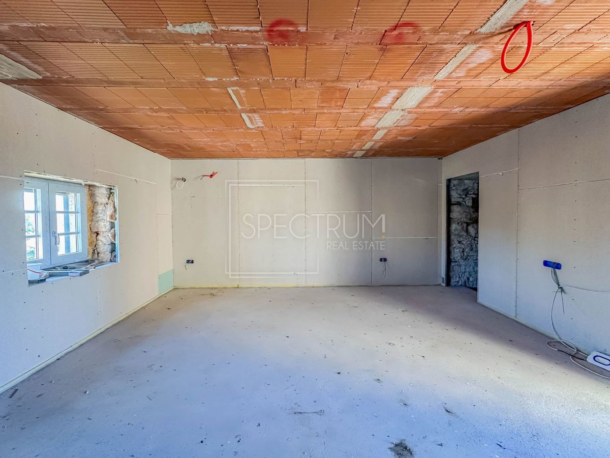 Okolica Višnjana, kamnita hiša z začeto prenovo