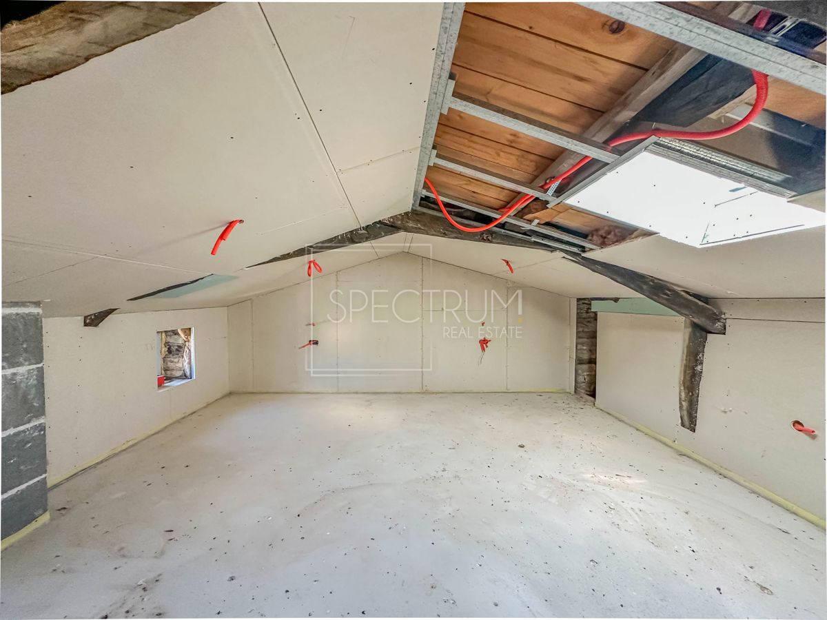 Okolica Višnjana, kamnita hiša z začeto prenovo