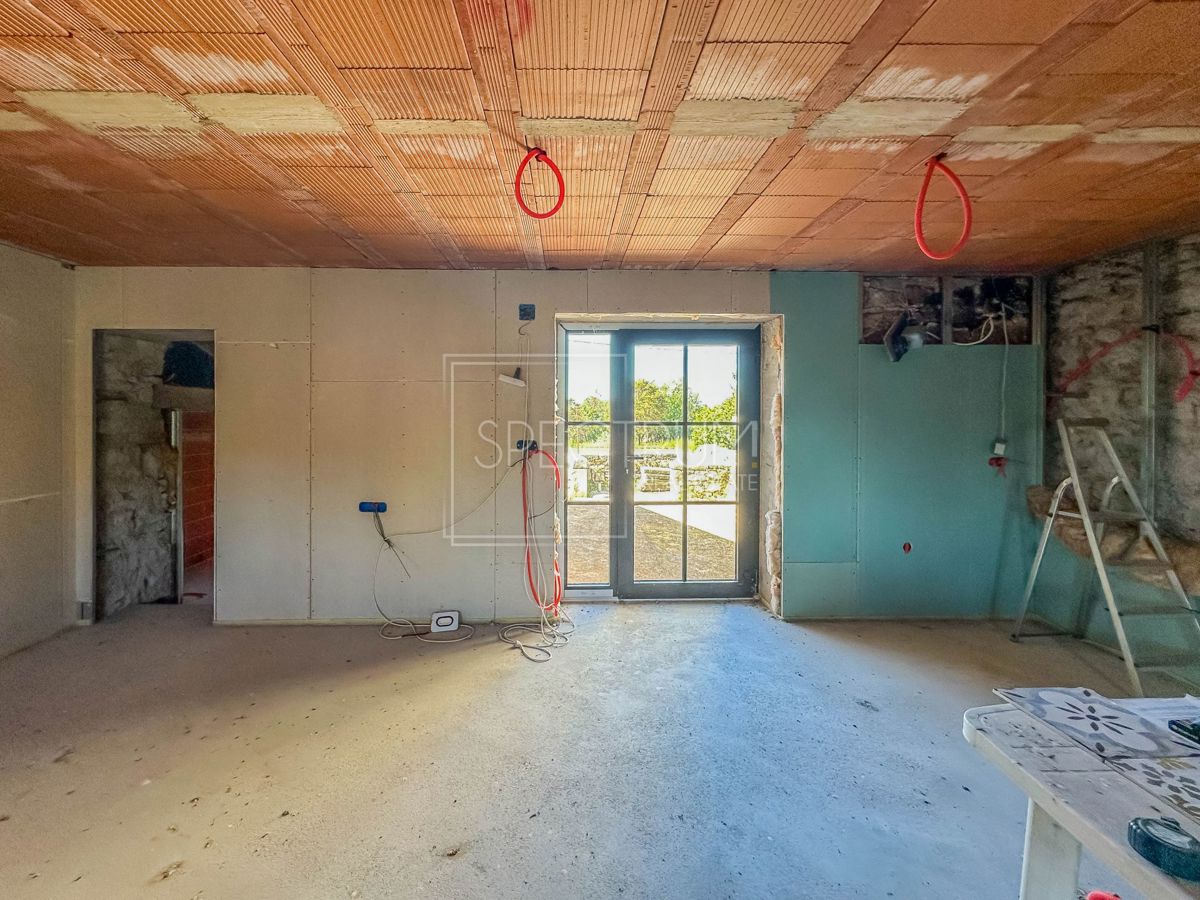 Okolica Višnjana, kamnita hiša z začeto prenovo