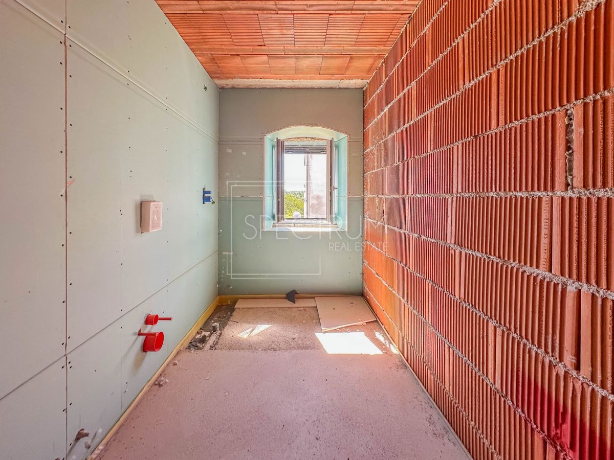 Okolica Višnjana, kamnita hiša z začeto prenovo