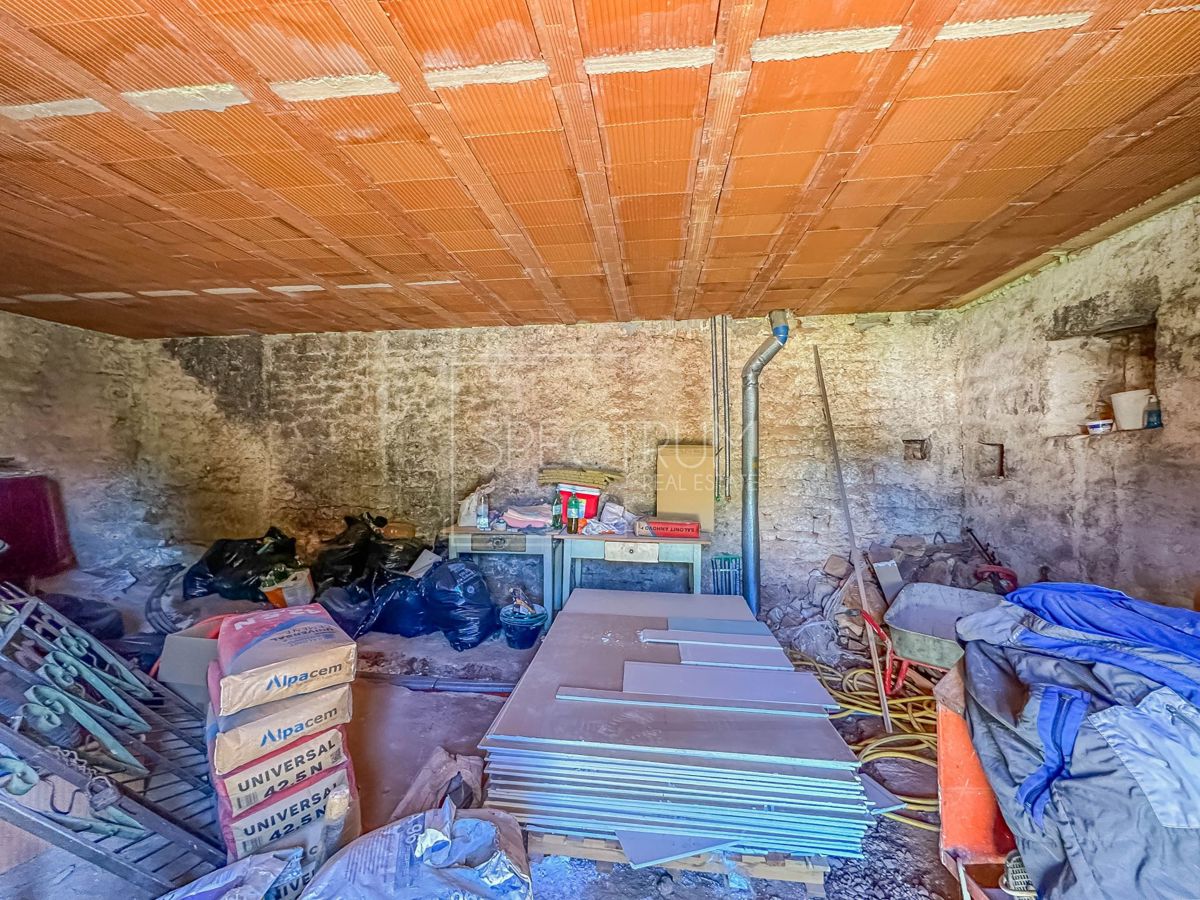 Okolica Višnjana, kamnita hiša z začeto prenovo