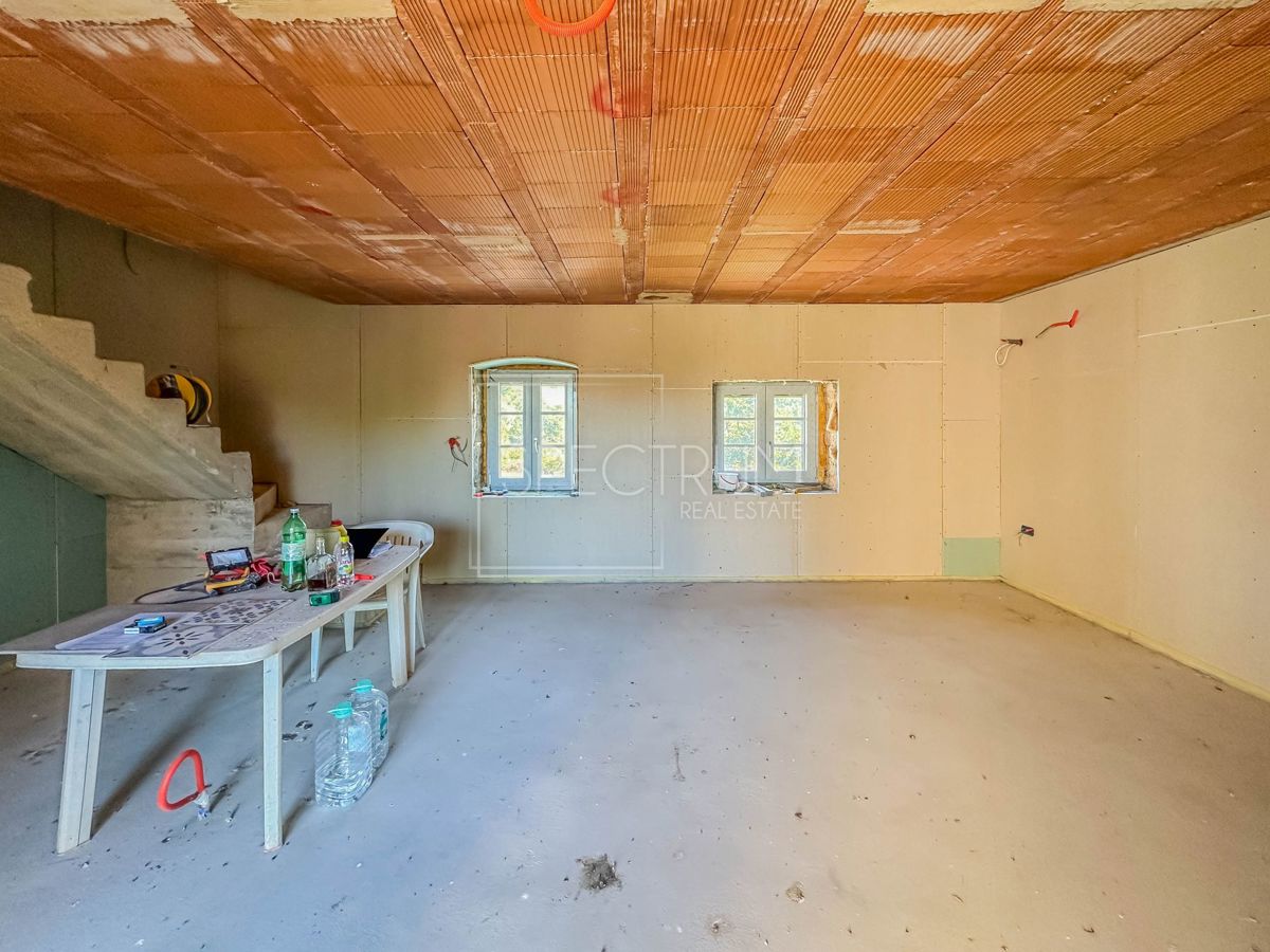 Okolica Višnjana, kamnita hiša z začeto prenovo