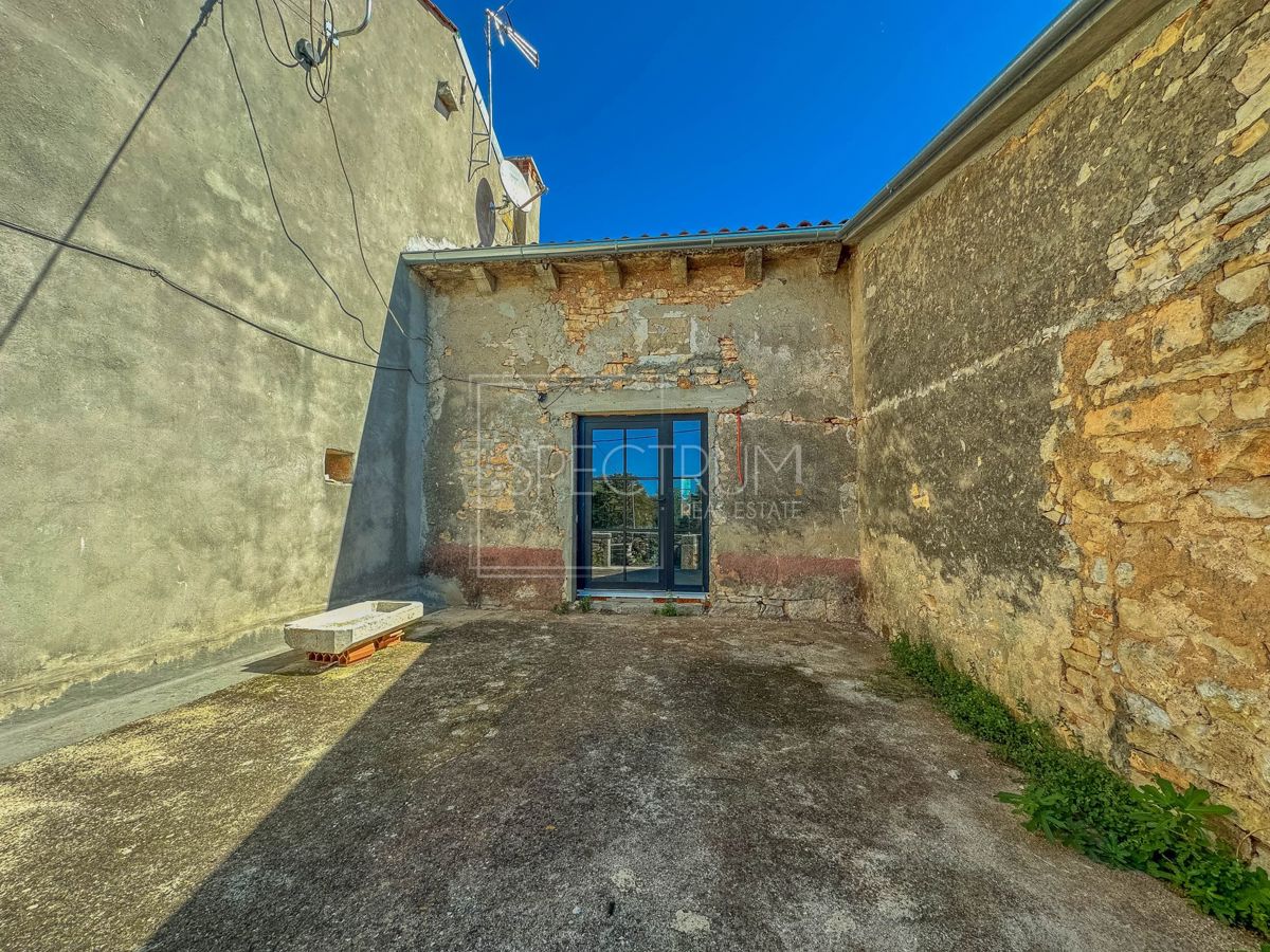 Okolica Višnjana, kamnita hiša z začeto prenovo