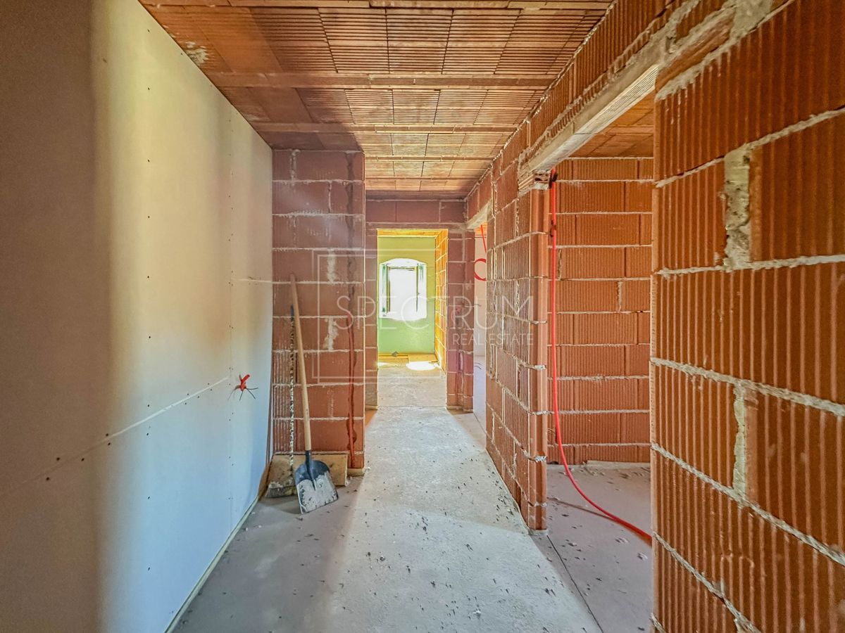 Okolica Višnjana, kamnita hiša z začeto prenovo