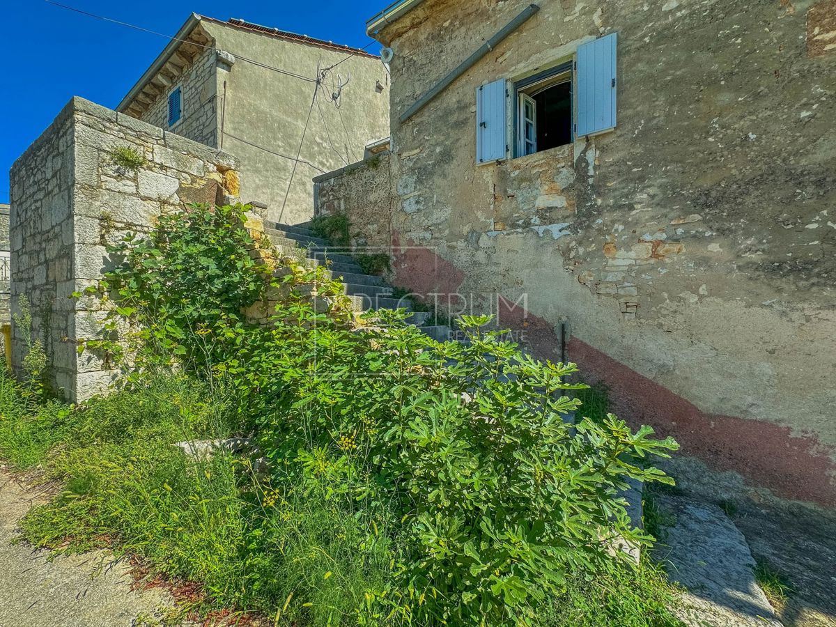 Okolica Višnjana, kamnita hiša z začeto prenovo