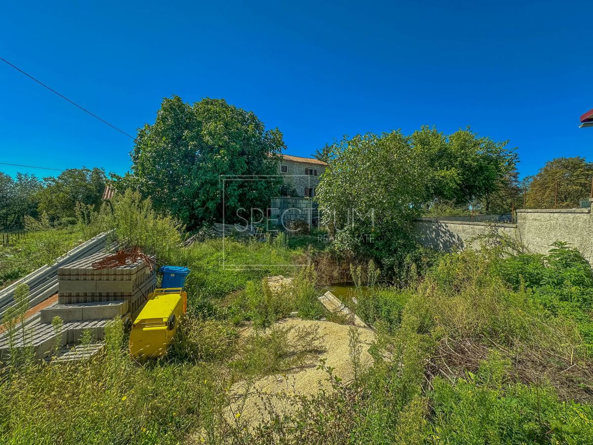 Okolica Višnjana, kamnita hiša z začeto prenovo