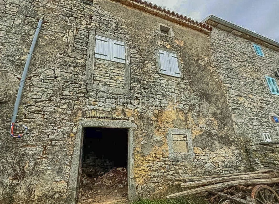 Okolica Višnjana, kamnita hiša z začeto prenovo