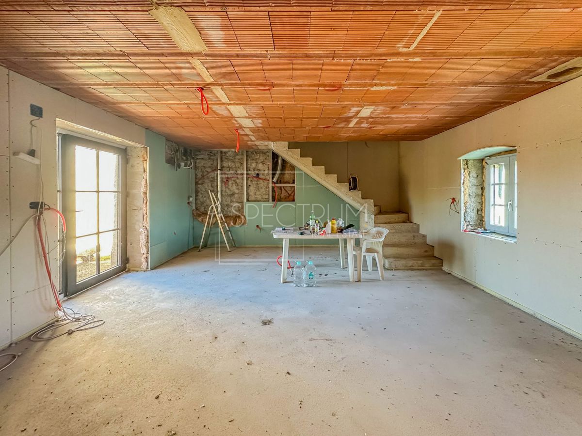 Okolica Višnjana, kamnita hiša z začeto prenovo